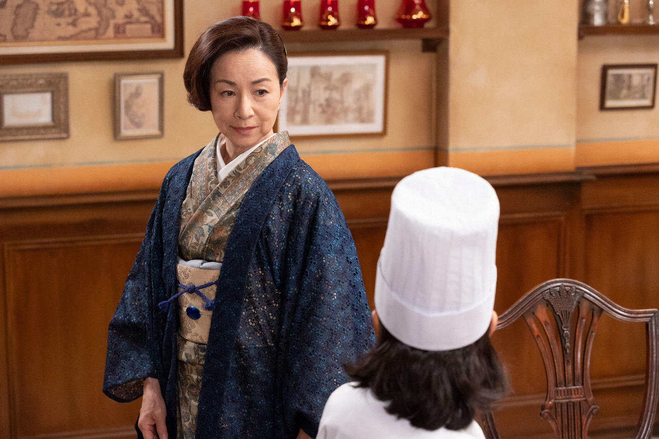 朝ドラ「ちむどんどん」より。レストラン「アッラ・フォンターナ」の大城房子オーナー（左＝原田美枝子）（C）NHK
