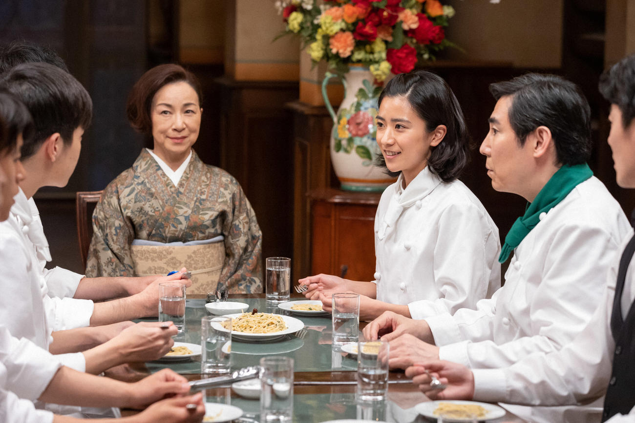 朝ドラ「ちむどんどん」より。ペペロンチーノ対決で試食する比嘉暢子(中央右＝黒島結菜)らレストラン「アッラ・フォンターナ」のスタッフ。暢子の左が大城房子オーナー（原田美枝子）、同右は料理長の二ツ橋光二（高嶋政宏）（C）NHK