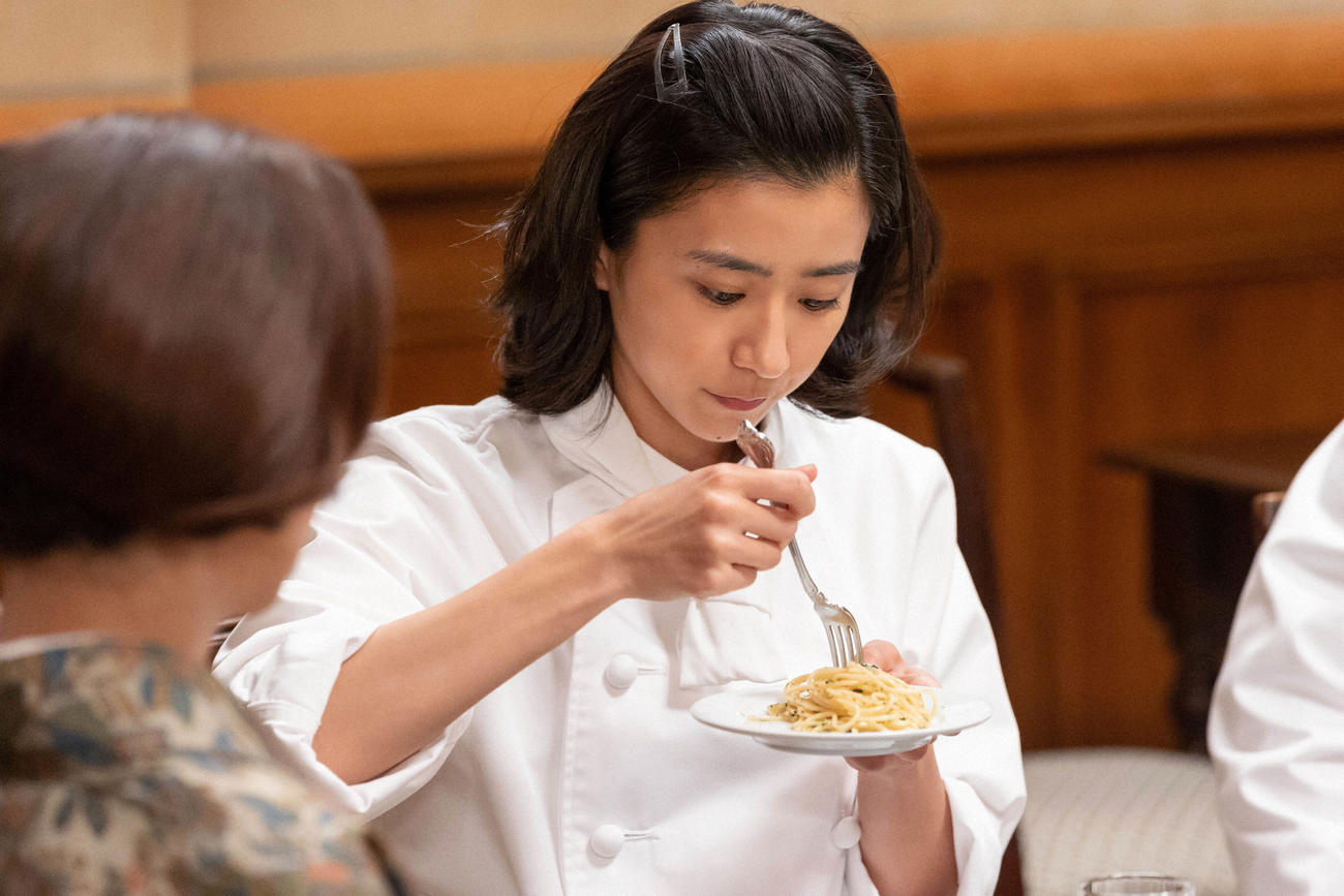 朝ドラ「ちむどんどん」より。ペペロンチーノ対決で試食する比嘉暢子(中央結菜)（C）NHK