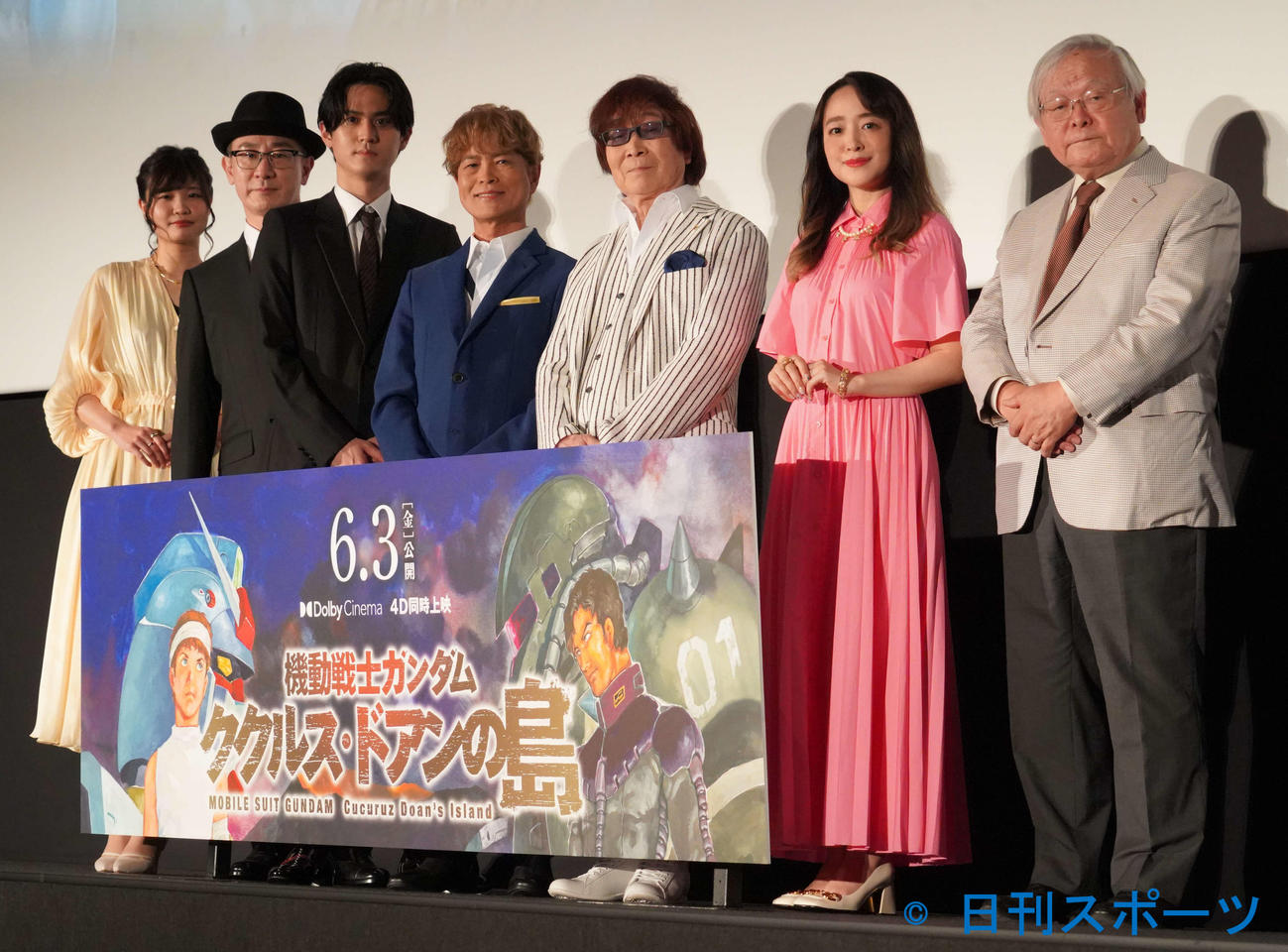 アニメ映画「機動戦士ガンダム　ククルス・ドアンの島」の完成披露舞台あいさつに出席した、左から廣原ふう、成田剣、武内駿輔、古谷徹、古川登志夫、潘めぐみ、安彦良和監督（撮影・佐藤成）