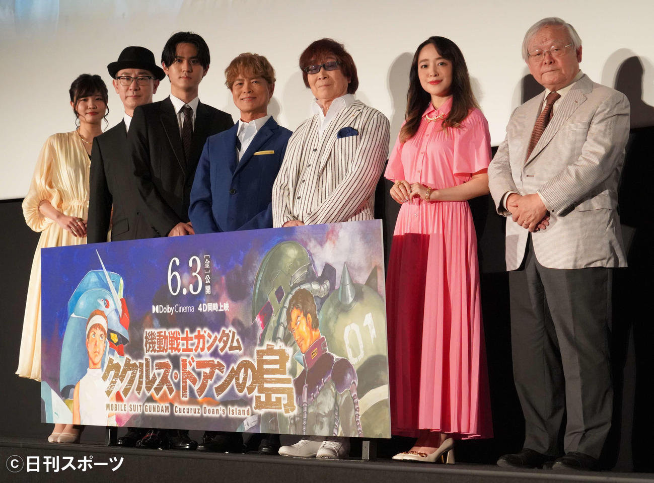 アニメ映画「機動戦士ガンダム　ククルス・ドアンの島」の完成披露舞台あいさつに出席した、左から廣原ふう、成田剣、武内駿輔、古谷徹、古川登志夫、潘めぐみ、安彦良和監督（撮影・佐藤成）