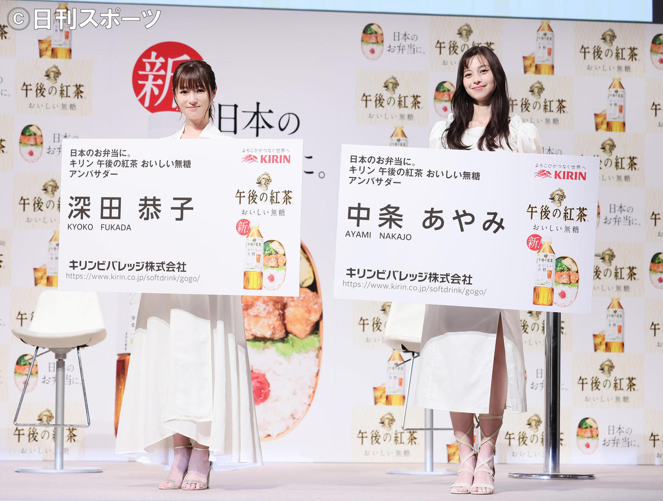 アンバサダーに就任し笑顔を見せる深田恭子（左）と中条あやみ（撮影・足立雅史）