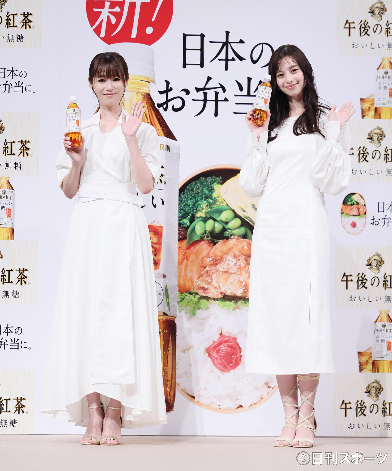 フォトセッションで笑顔を見せる深田恭子（左）と中条あやみ（撮影・足立雅史）