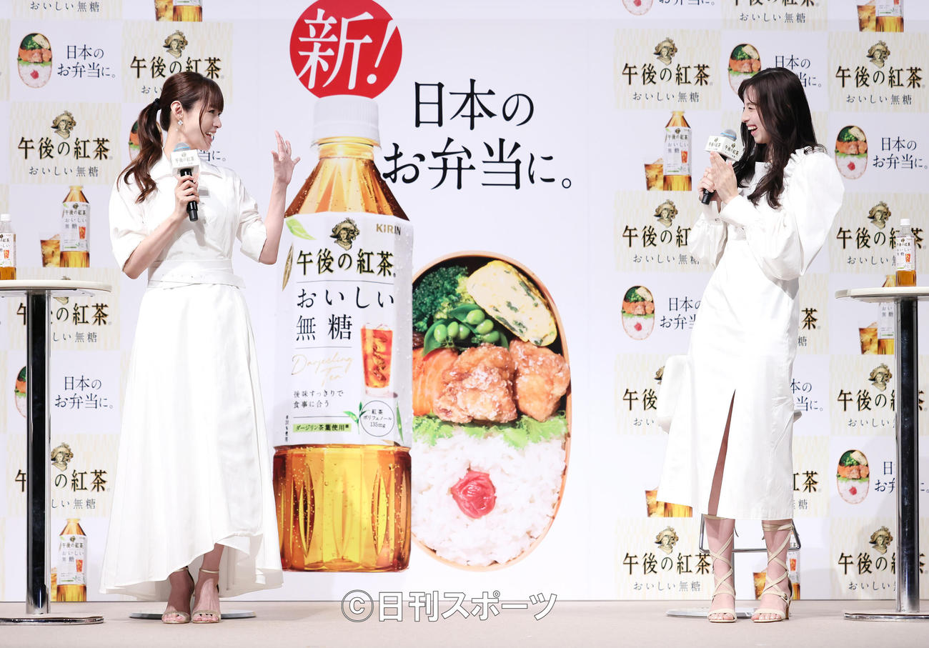 息の合った様子を見せる深田恭子（左）と中条あやみ（撮影・足立雅史）