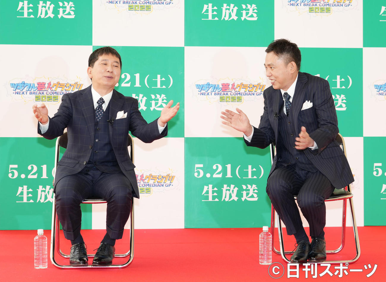 「ツギクル芸人グランプリ2022」の会見で記者の質問に答える爆笑問題の太田光（右）と田中裕二（撮影・菅敏）