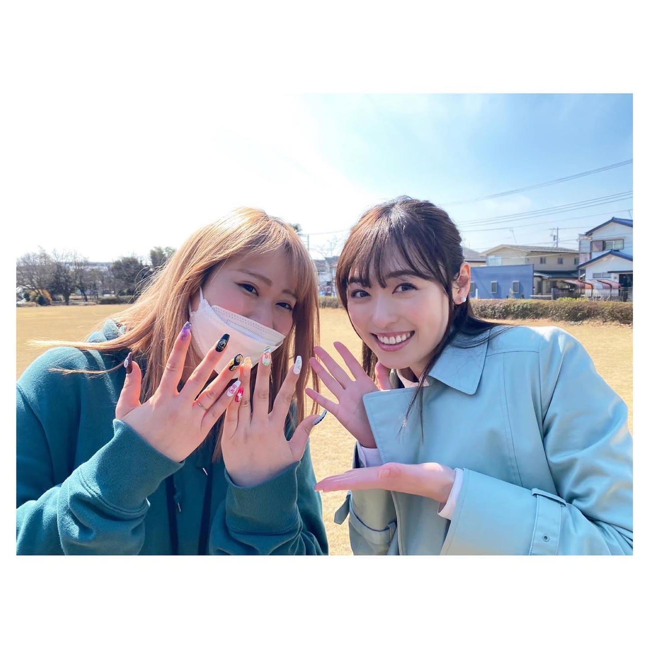 スタッフのネイルを笑顔で紹介する福原遥（オフィシャルブログより）