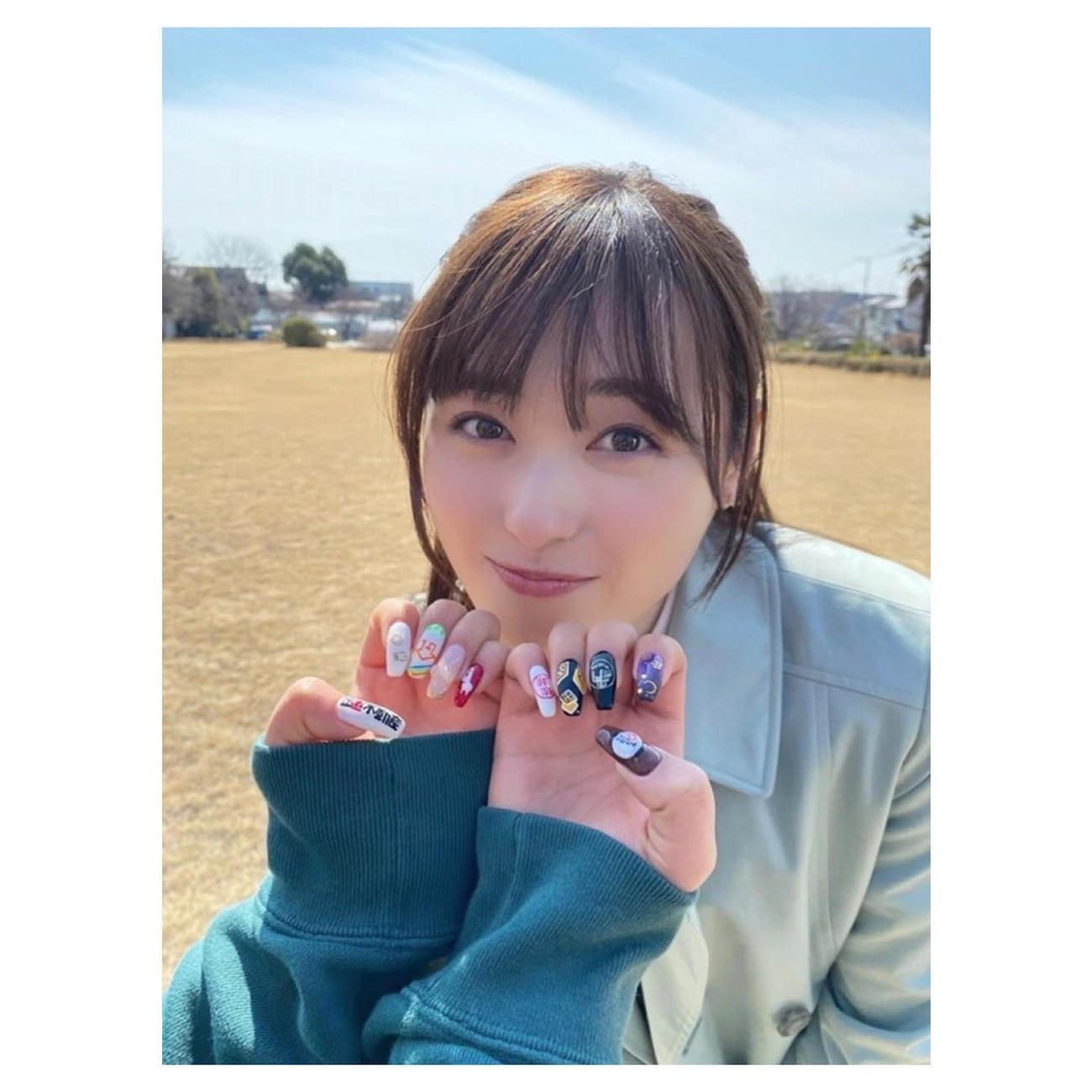 正直不動産ネイルと福原遥（オフィシャルブログより）