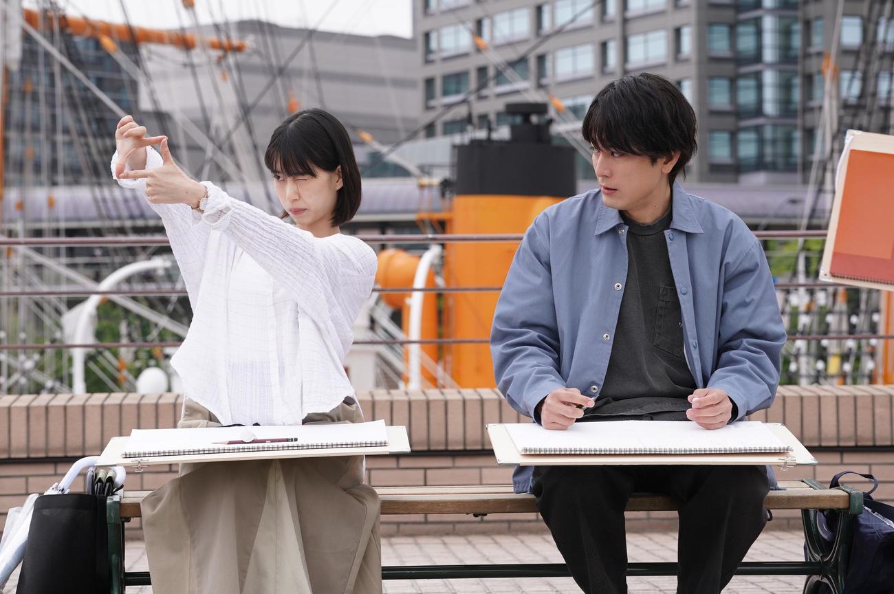 副々部長になった藤田深雪（森川葵＝左）と写生大会に参加する難破剛（間宮祥太朗）（C）フジテレビ
