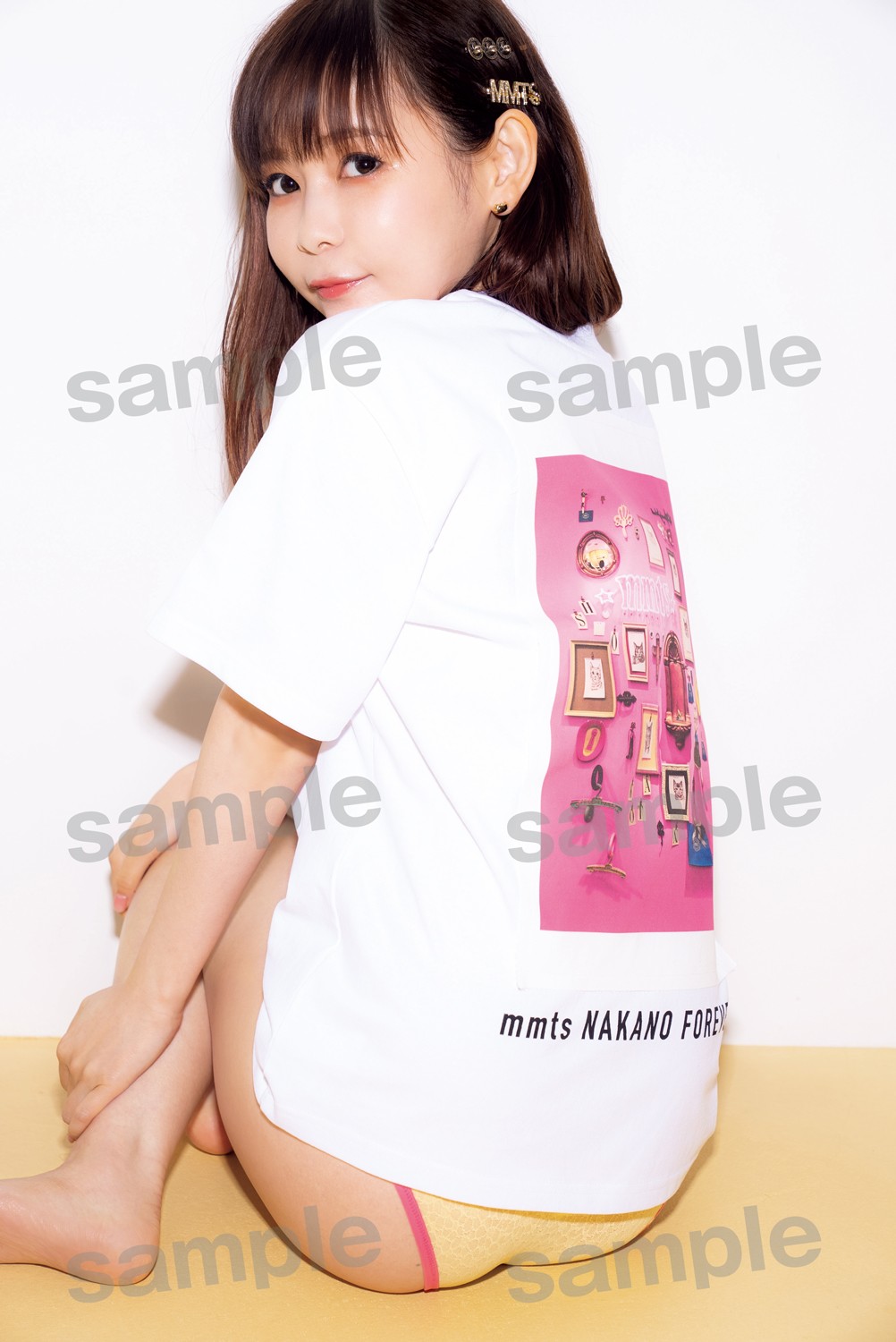 中川翔子写真集「ミラクルミライ」に封入される特典ポストカードの1種類、Tシャツにレースショーツのカット