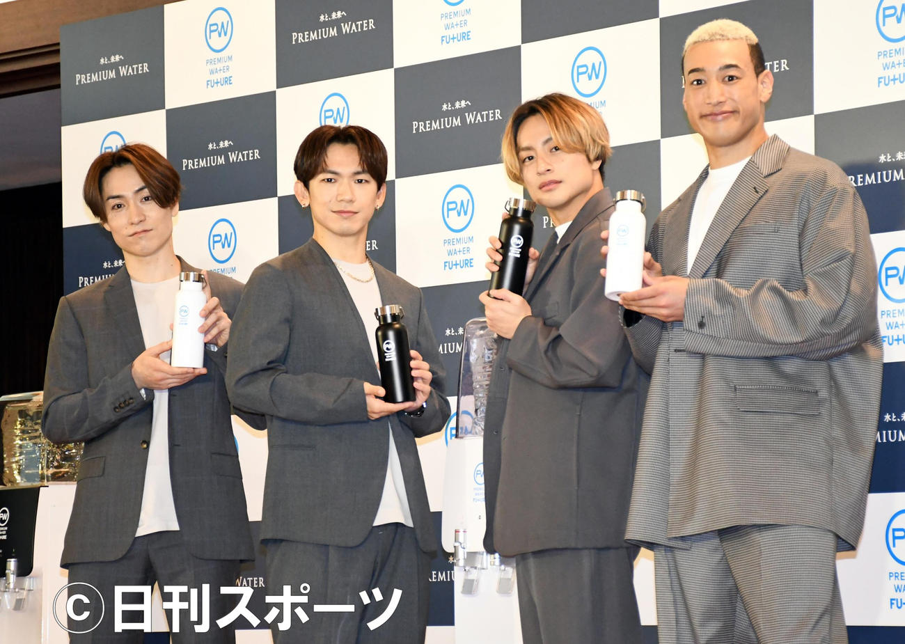 ブランドアンバサダーを務める「PREMIUM WATER FUTURE」記者発表会に出席したEXILEの、左からTETSUYA、NAOTO、白濱亜嵐、関口メンディー（撮影・大友陽平）