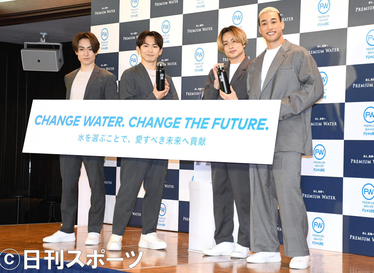ブランドアンバサダーを務める「PREMIUM WATER FUTURE」記者発表会に出席したEXILEの、左からTETSUYA、NAOTO、白濱亜嵐、関口メンディー（撮影・大友陽平）