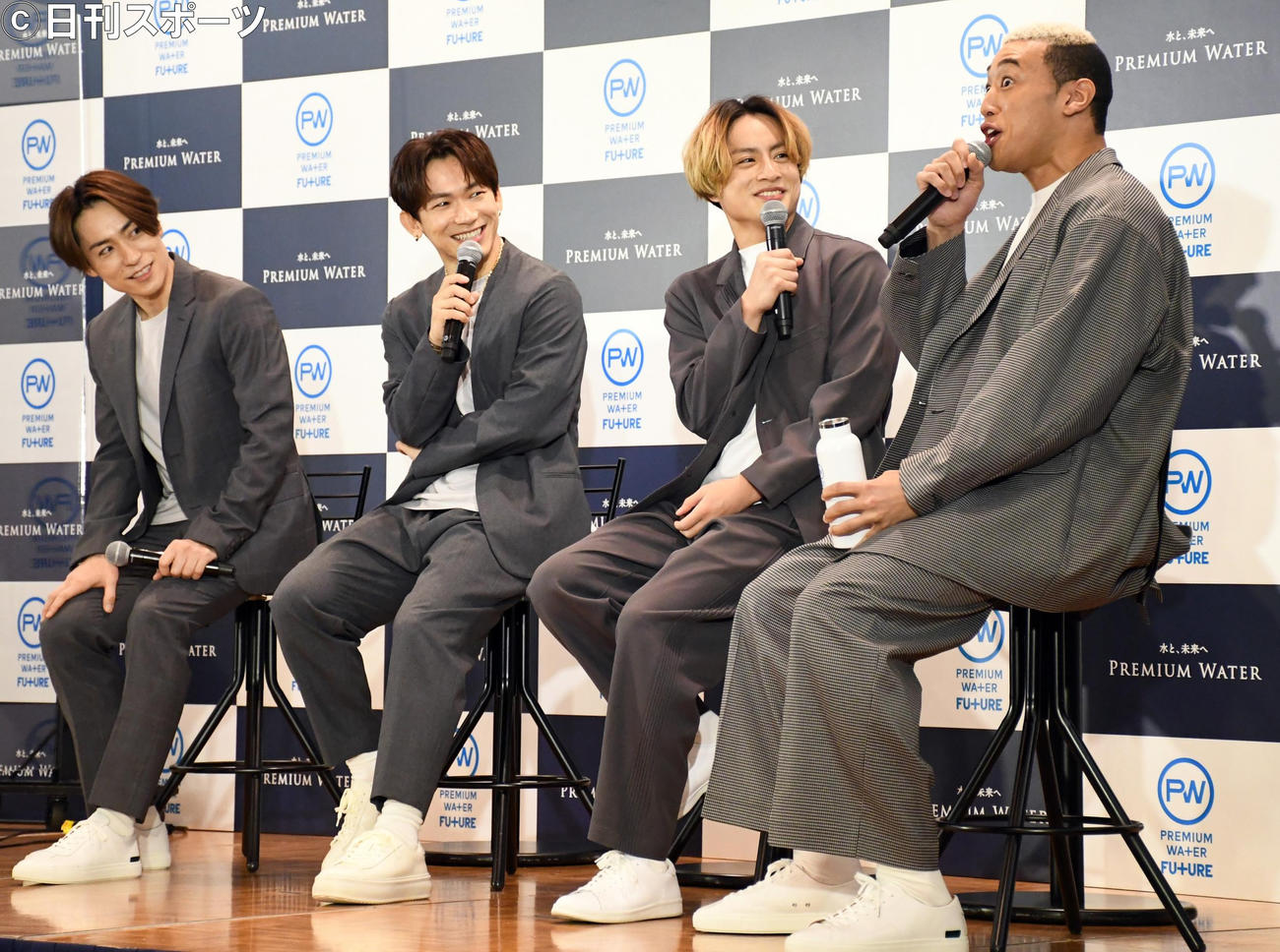 「PREMIUM WATER FUTURE」記者発表会で試飲し「うメンディー！」とさけぶEXILE関口メンディー（右端）。左からTETSUYA、NAOTO、白濱亜嵐（撮影・大友陽平）