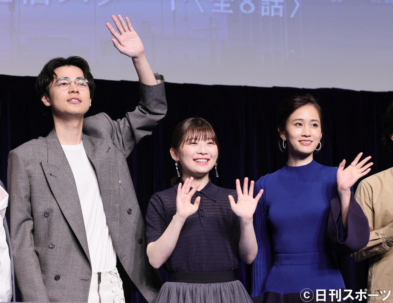 フォトセッションで笑顔を見せる、左から成田凌、伊藤沙莉、前田敦子（撮影・足立雅史）