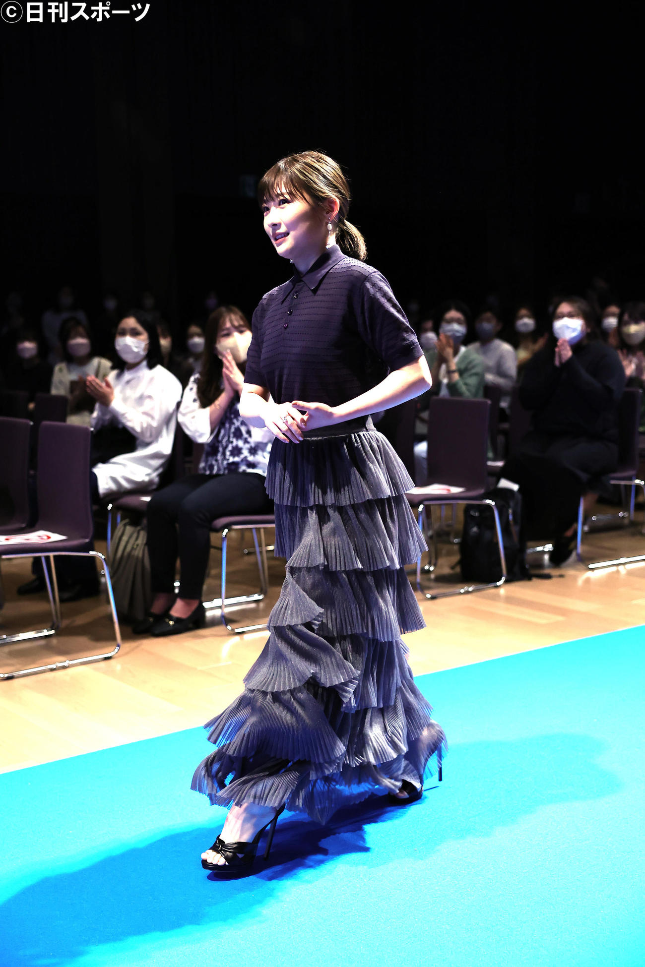 ブルーカーペットを歩く伊藤沙莉（撮影・足立雅史）