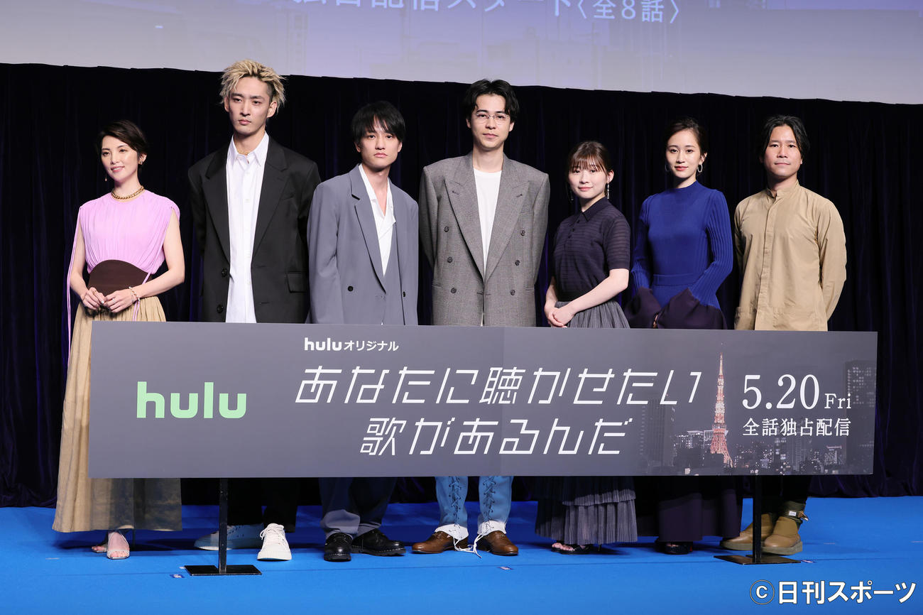フォトセッションで笑顔を見せる、左から田中麗奈、上杉柊平、藤原季節、成田凌、伊藤沙莉、前田敦子、萩原健太郎監督（撮影・足立雅史）