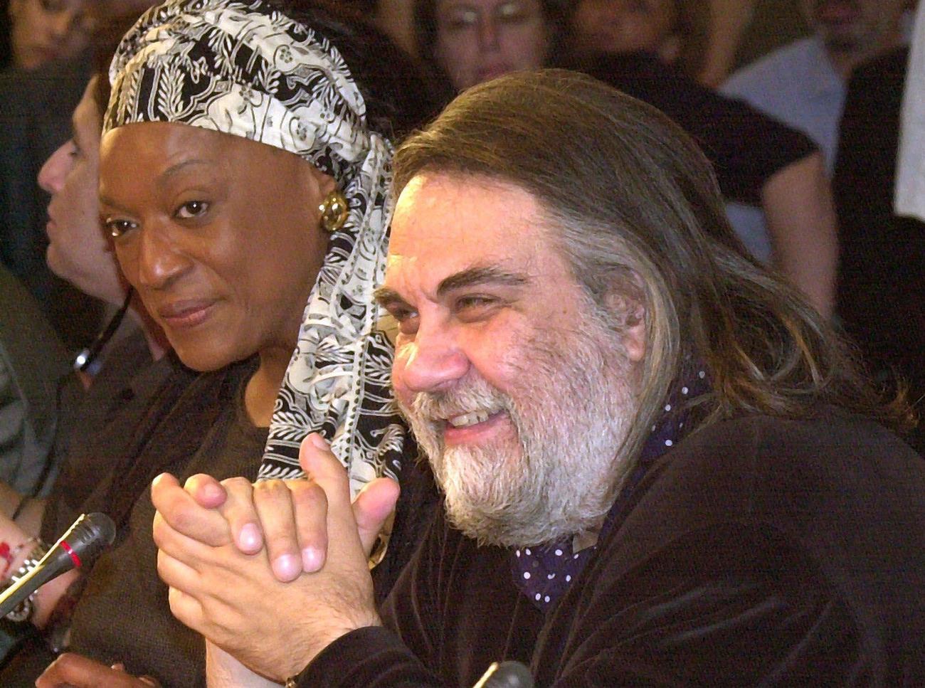 記者会見に出席したバンゲリスさん（右）＝2001年6月、ギリシャ・アテネ（AP＝共同）