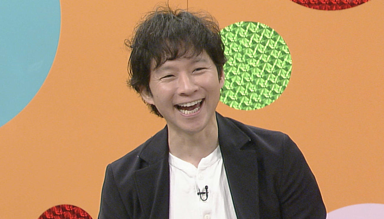 千葉テレビ「白黒アンジャッシュ」で伊集院光とトークするアンジャッシュ渡部建（C）チバテレ