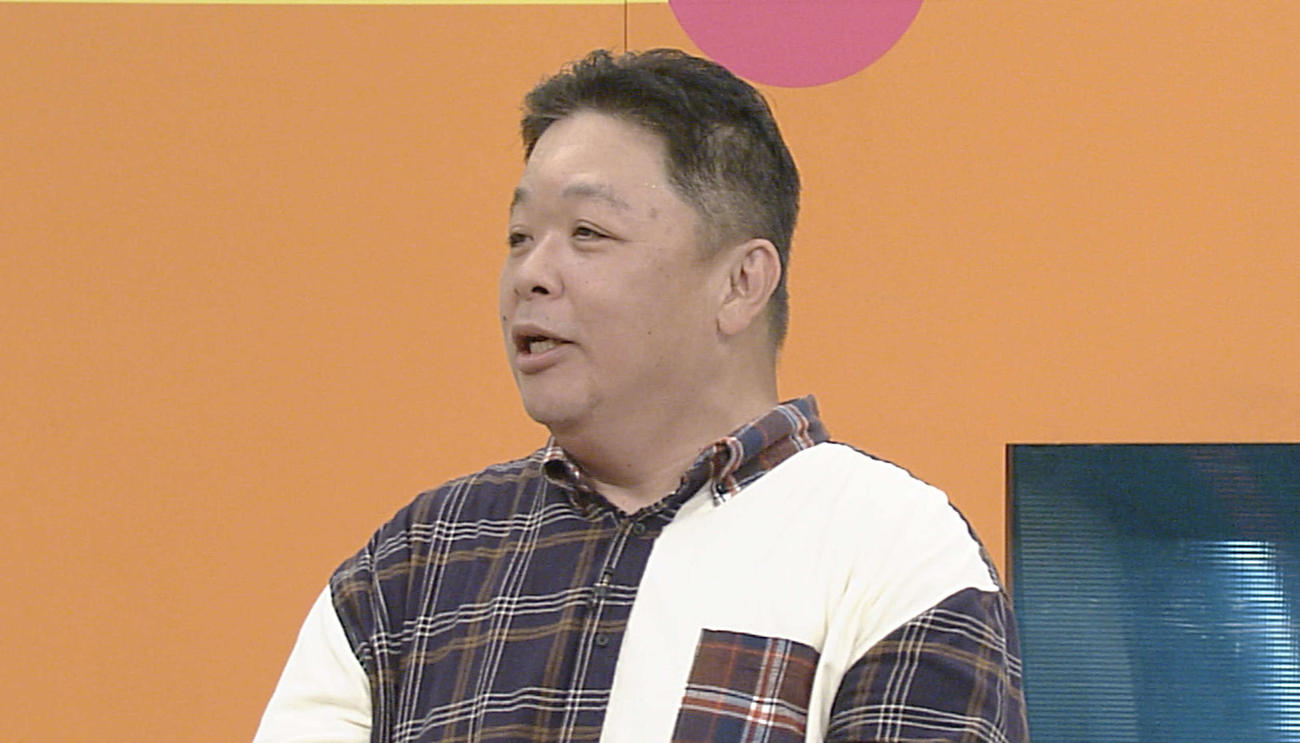 千葉テレビ「白黒アンジャッシュ」でアンジャッシュとトークする伊集院光（C）チバテレ