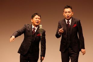 「タイタンライブ」に出演する爆笑問題