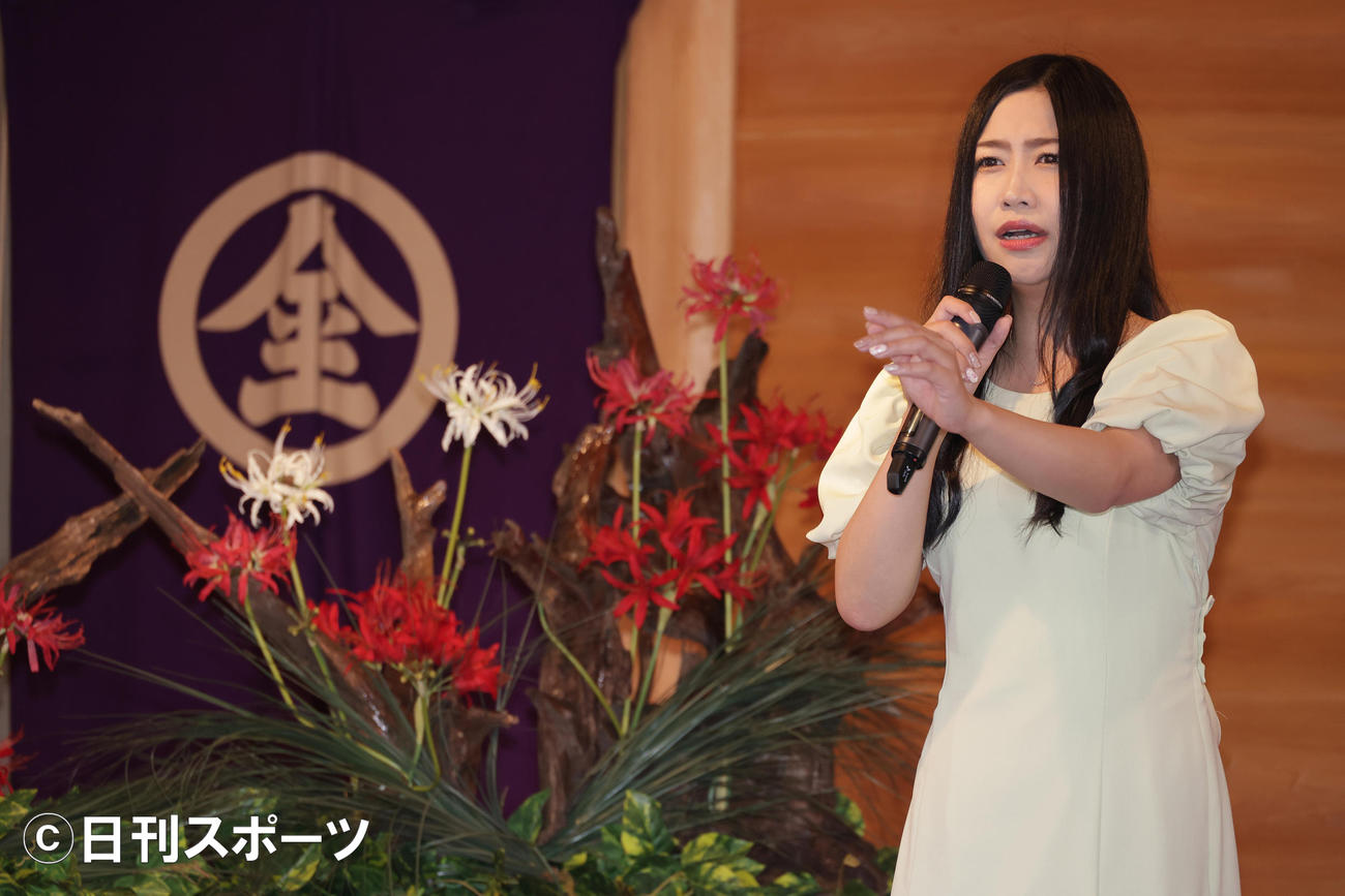 虎ノ門金刀比羅宮で歌唱奉納する門松みゆき（撮影・中島郁夫）