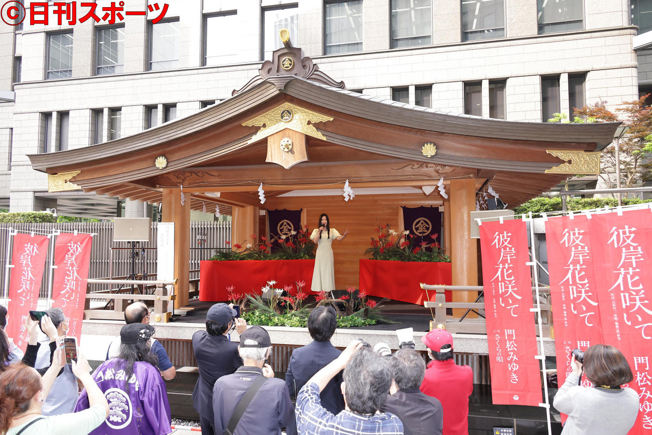 虎ノ門金刀比羅宮で歌唱奉納する門松みゆき（撮影・中島郁夫）