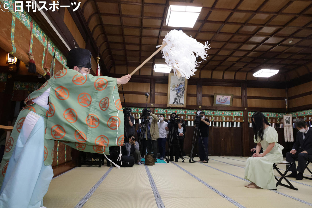 虎ノ門金刀比羅宮でヒット祈願する門松みゆき（撮影・中島郁夫）