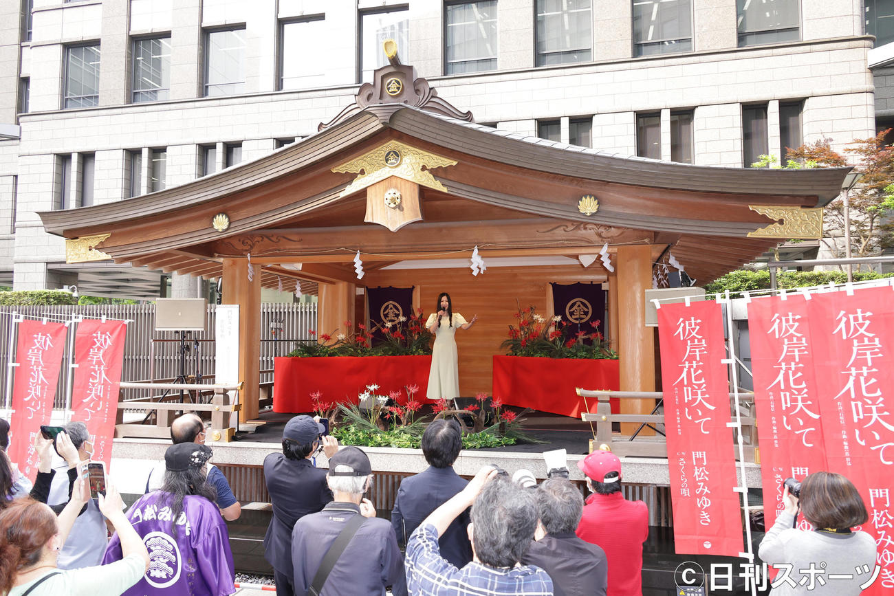 虎ノ門金刀比羅宮で歌唱奉納する門松みゆき（撮影・中島郁夫）