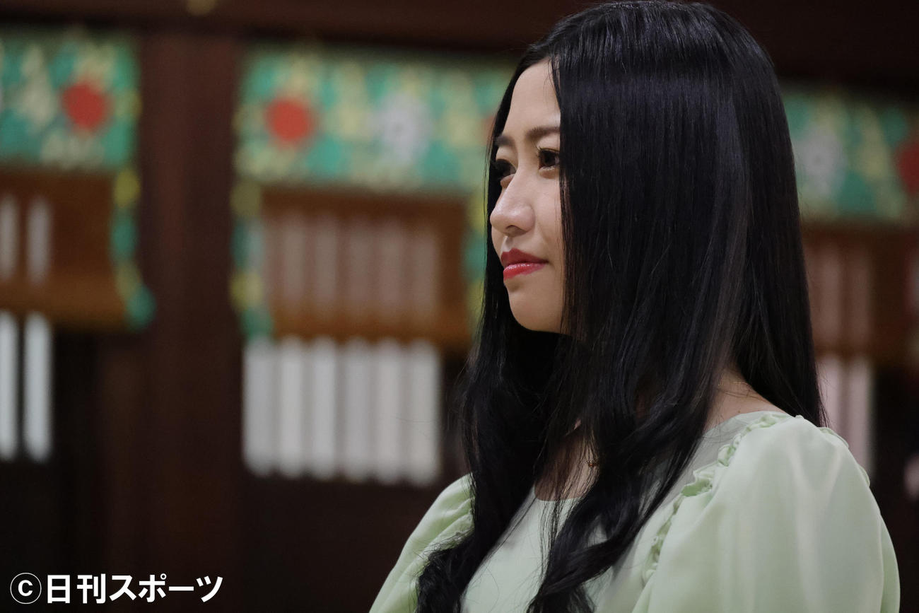 虎ノ門金刀比羅宮でヒット祈願する門松みゆき（撮影・中島郁夫）