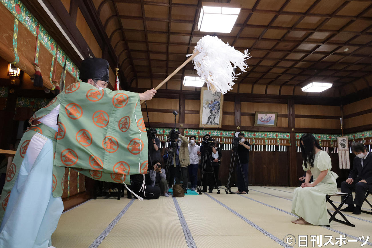 虎ノ門金刀比羅宮でヒット祈願する門松みゆき（撮影・中島郁夫）