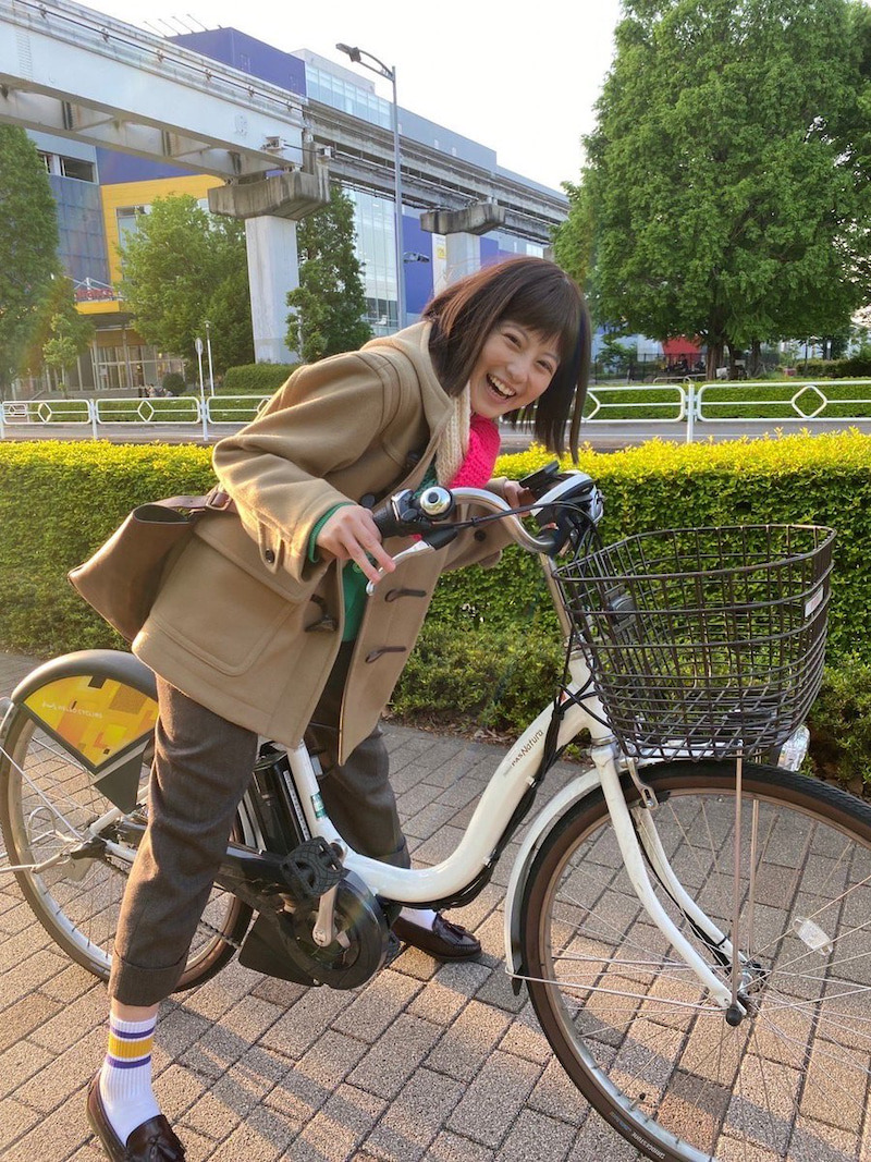 自転車に乗って微笑む今田美桜（「悪女（わる）～働くのがカッコ悪いなんて誰が言った？～」オフィシャルブログから）