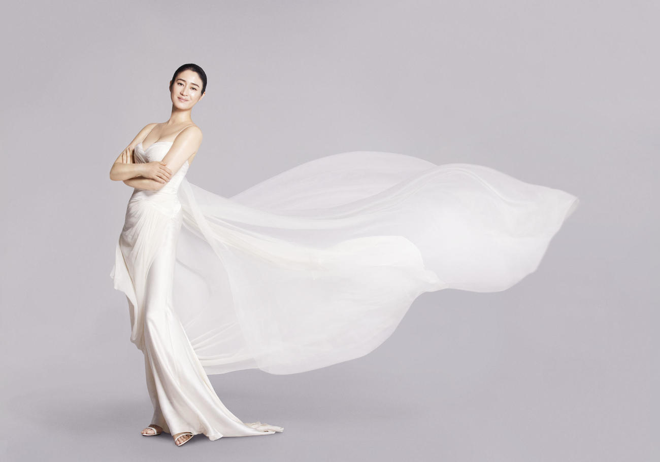 小雪が肩をあらわにした白ドレス姿を披露するBONOTOX Japanのブランドビジュアル