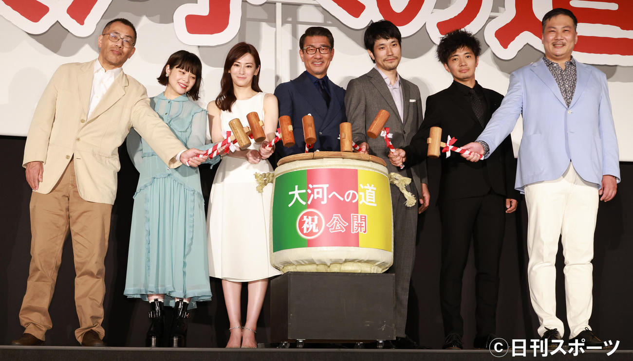 映画「大河への道」初日舞台あいさつする、左から中西健二監督、岸井ゆきの、北川景子、中井貴一、松山ケンイチ、和田正人、田中美央（撮影・中島郁夫）