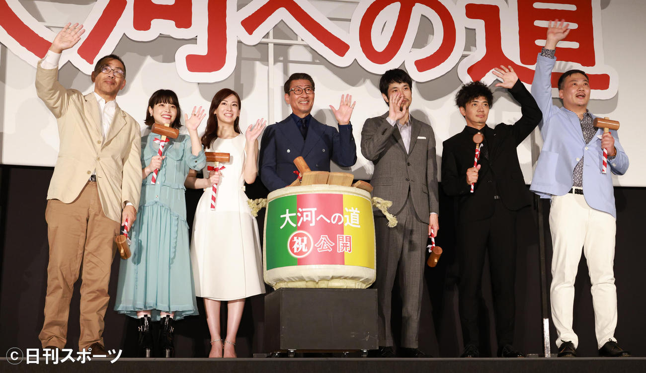 映画「大河への道」初日舞台あいさつする、左から中西健二監督、岸井ゆきの、北川景子、中井貴一、松山ケンイチ、和田正人、田中美央（撮影・中島郁夫）