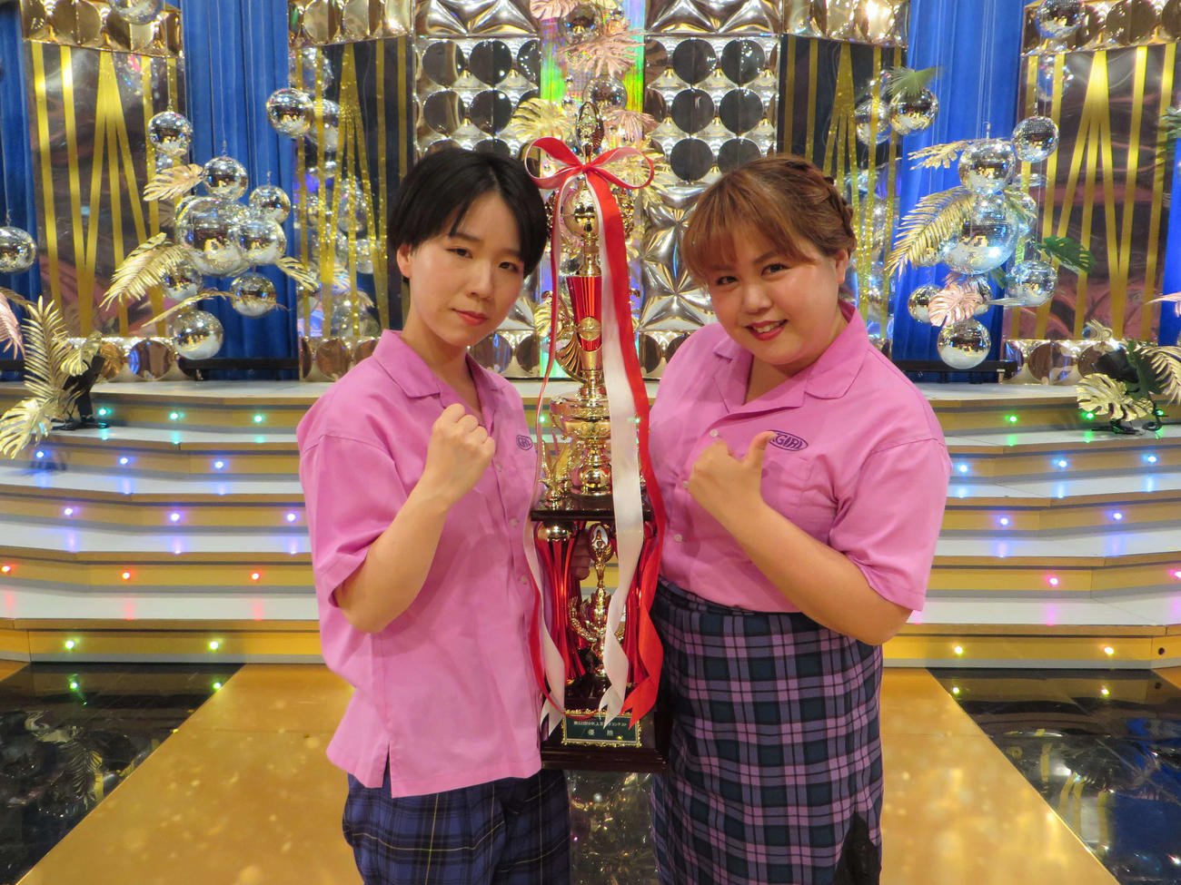 NHK上方漫才コンテストで優勝した天才ピアニストの竹内（左）とますみ