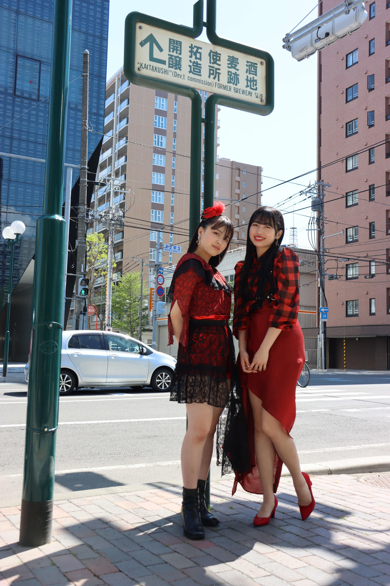 キャンペーンで北海道を訪れたアンジュルムの平山遊季（左）と伊勢鈴蘭