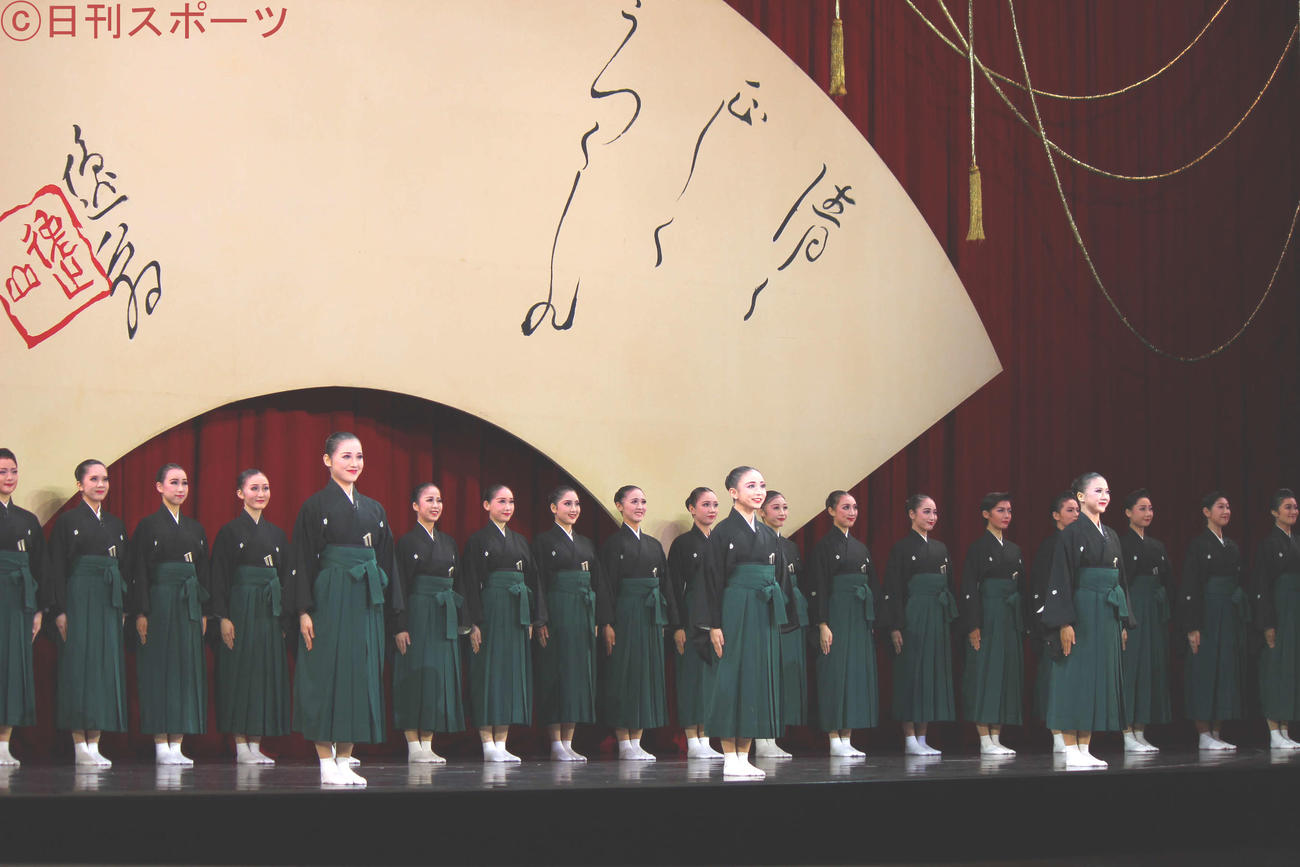 初舞台公演の初日口上に臨んだ（前列左から）花海凛、茉莉那ふみ、彩姫みみ（2022年4月22日撮影）