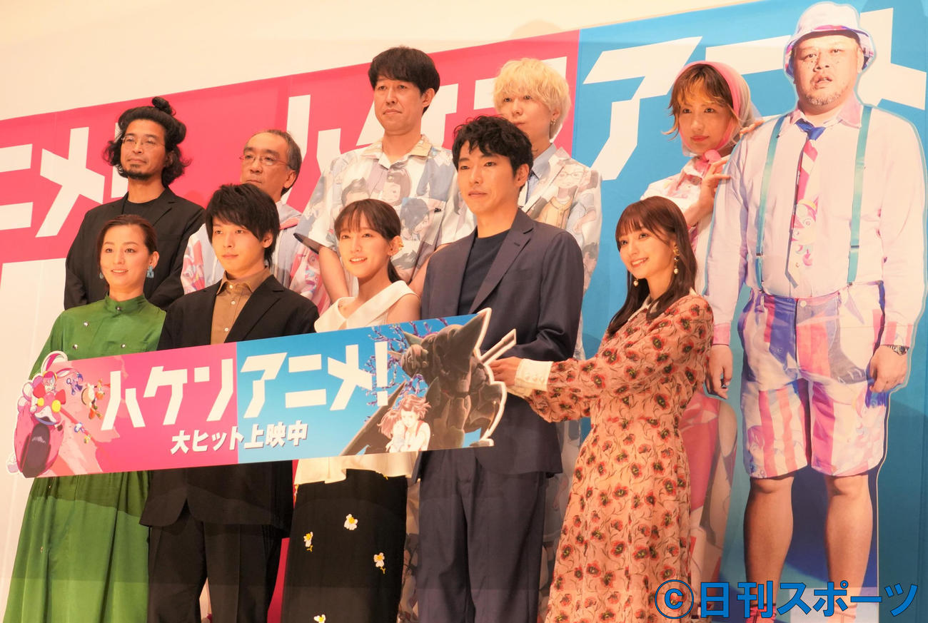 映画「ハケンアニメ！」の公開記念舞台あいさつに出席した、前列左から尾野真千子、中村倫也、吉岡里帆、柄本佑、高野麻里佳。後列左から吉野耕平監督、新垣隆、小籔千豊、川谷絵音、中嶋イッキュウ（撮影・佐藤成）