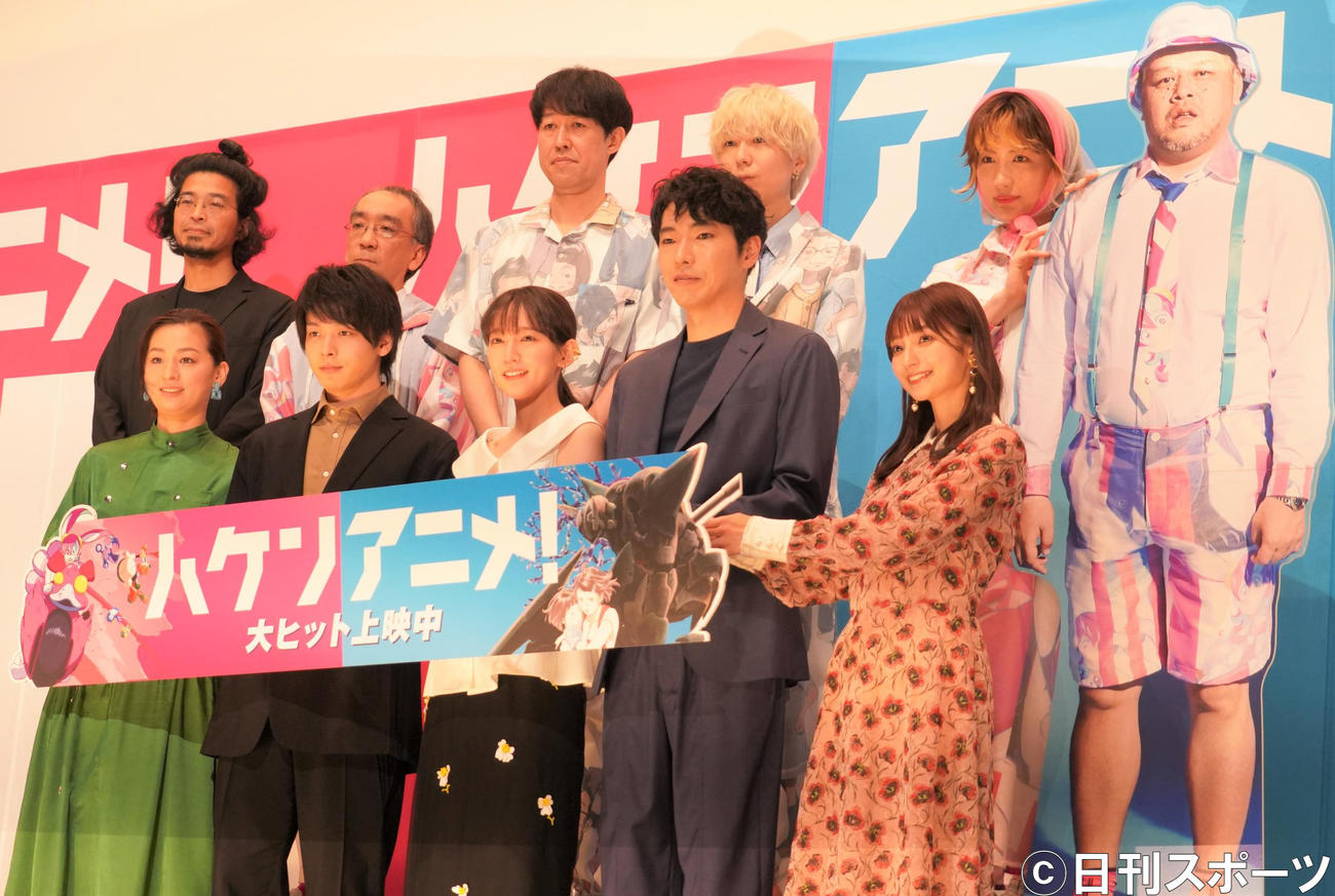 映画「ハケンアニメ！」の公開記念舞台あいさつに出席した、前列左から尾野真千子、中村倫也、吉岡里帆、柄本佑、高野麻里佳。後列左から吉野耕平監督、新垣隆、小籔千豊、川谷絵音、中嶋イッキュウ（撮影・佐藤成）