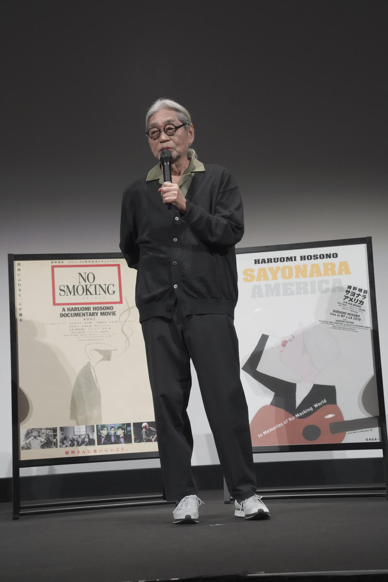 ドキュメンタリー映画の上映会で舞台あいさつを行った細野晴臣
