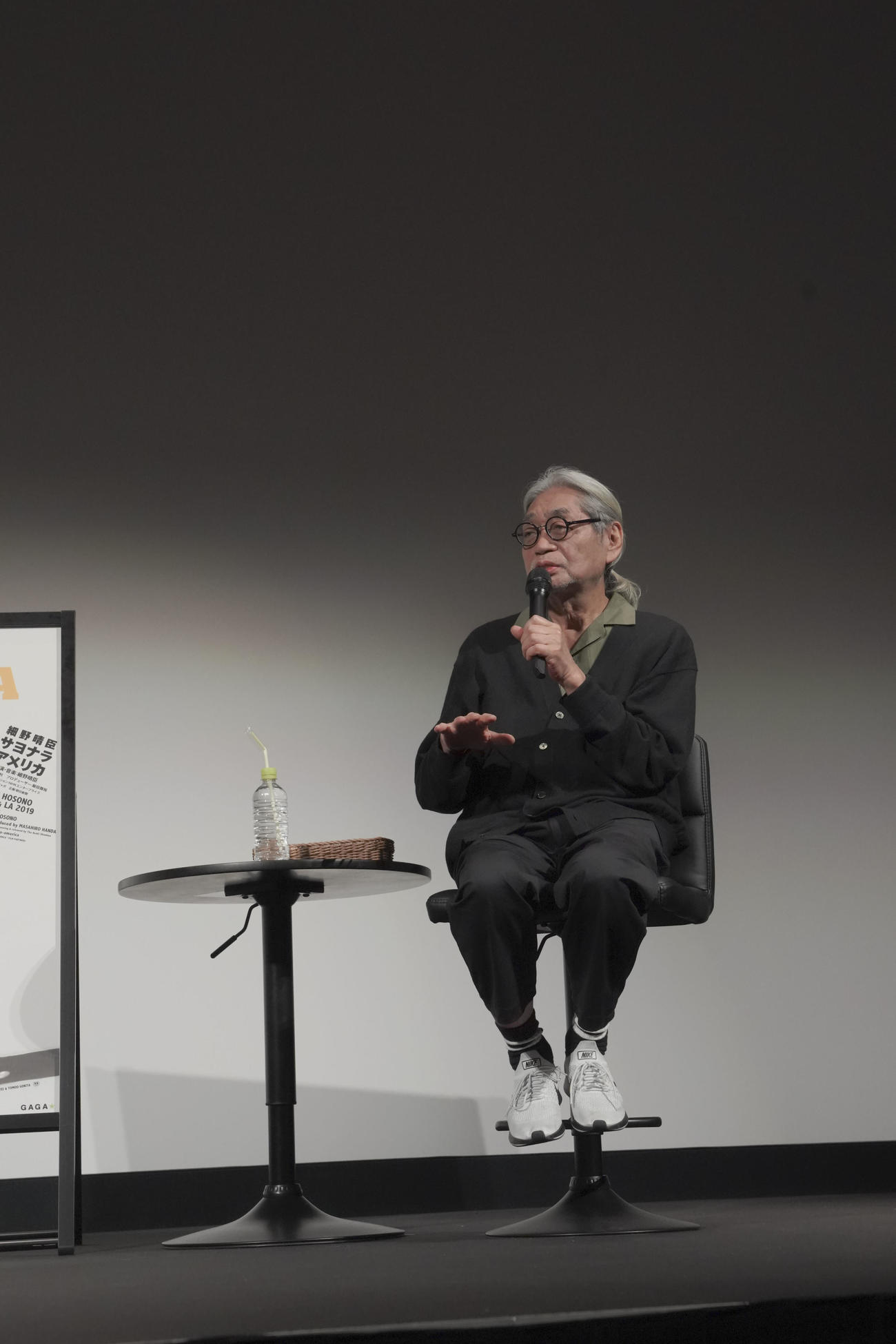 ドキュメンタリー映画の上映会で舞台あいさつを行った細野晴臣