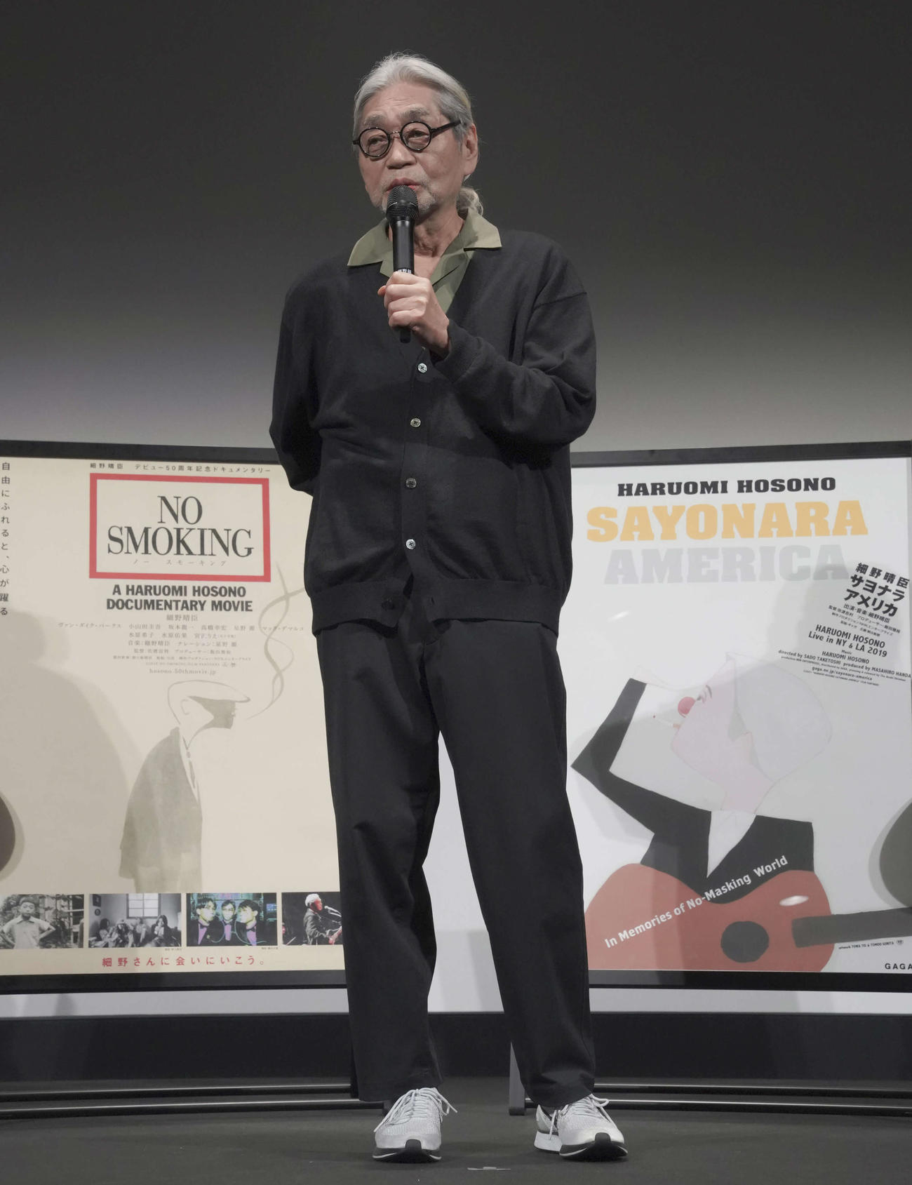 ドキュメンタリー映画の上映会で舞台あいさつを行った細野晴臣
