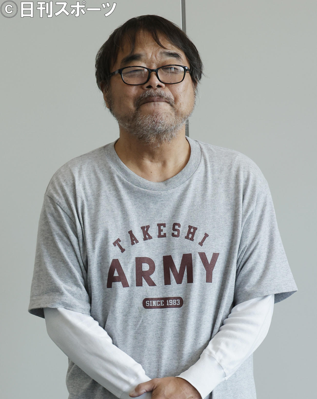 笑顔で囲み会見を行うグレート義太夫（撮影・中島郁夫）