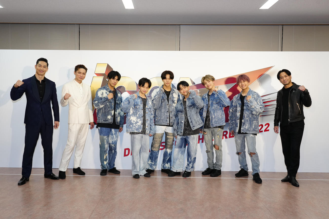 合格し、EXILE HIRO（右端）AKIRA（左端）SHOKICHI（左から2人目）に囲まれるLIL LEAGUE。左から3人目から岩城星那、難波碧空、中村竜大、百田隼麻、山田晃大、岡尾真虎