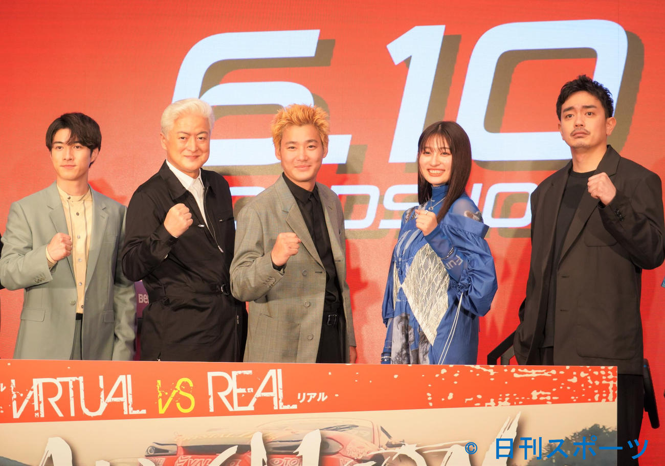 映画「ALIVEHOON　アライブフーン」の完成披露報告イベントに出席した、左から福山翔大、陣内孝則、野村周平、吉川愛、青柳翔（撮影・佐藤成）