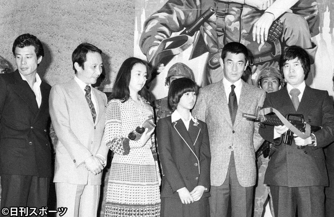 78年、映画「野性の証明」製作発表に臨む、高倉健（右から2人目）、薬師丸ひろ子ら（同3人目）