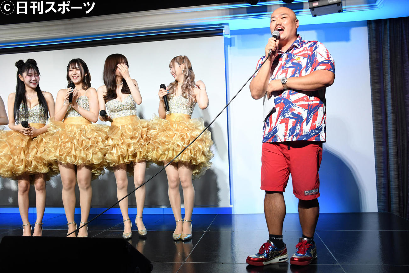「ナイトクイーン・歌唱部門グランプリデビューライブ」で現役キャバクラ嬢グループ「JUST☆WAY」と笑顔でトークする安田大サーカスのクロちゃん（撮影・大友陽平）