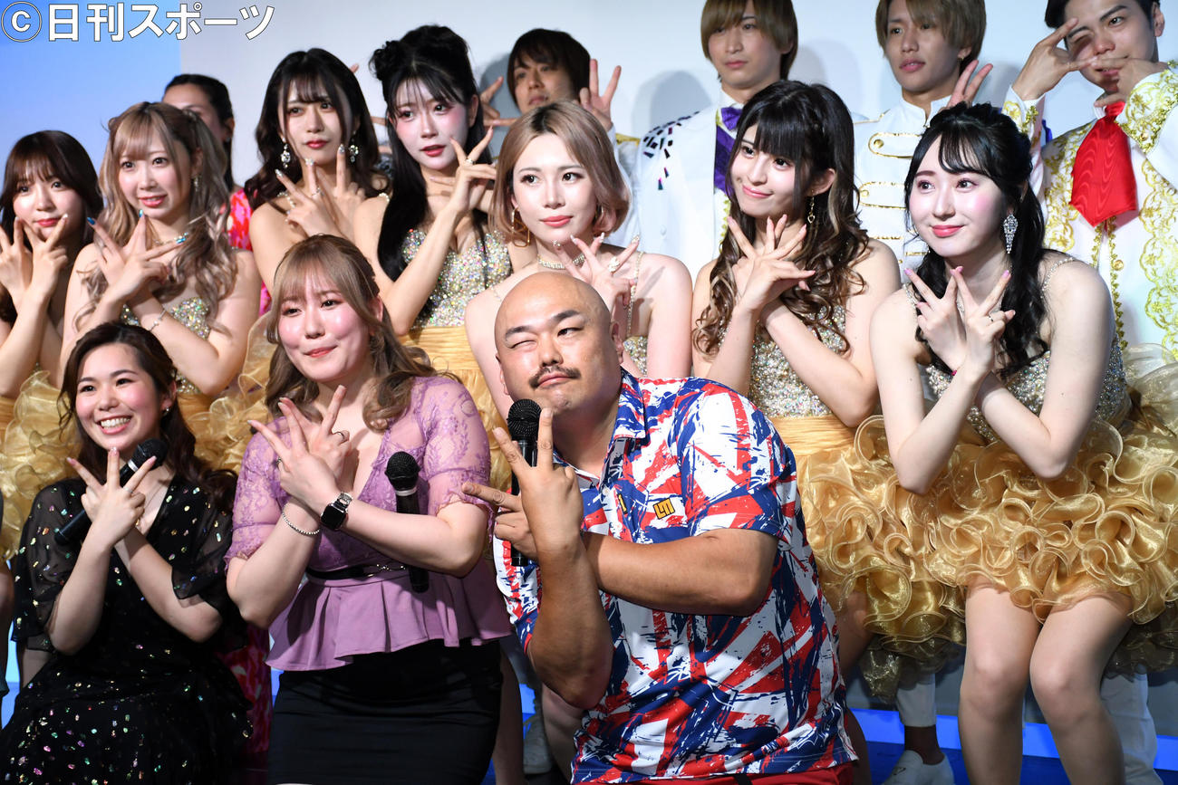 「ナイトクイーン・歌唱部門グランプリデビューライブ」でキャバクラ嬢らに囲まれる安田大サーカスのクロちゃん（撮影・大友陽平）