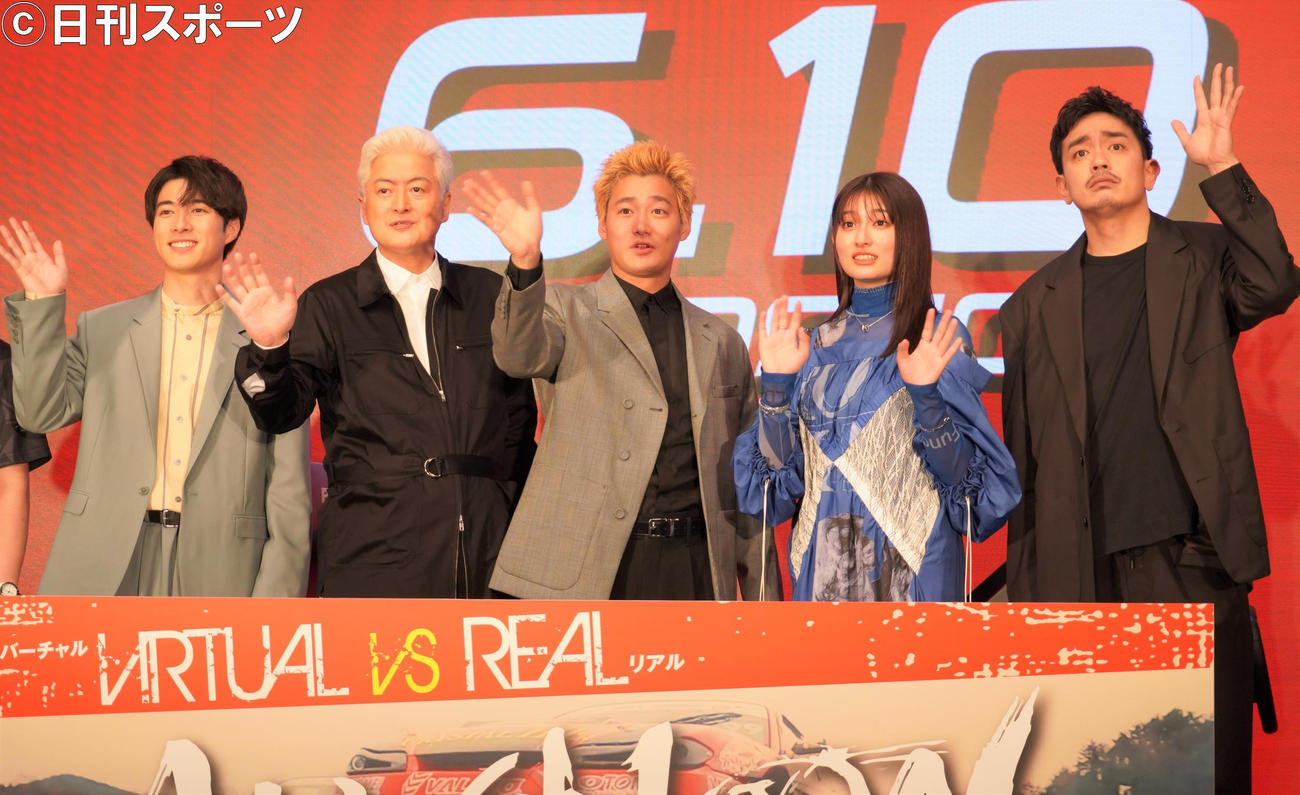 映画「ALIVEHOON　アライブフーン」の完成披露報告イベントに出席した、左から福山翔大、陣内孝則、野村周平、吉川愛、青柳翔（撮影・佐藤成）
