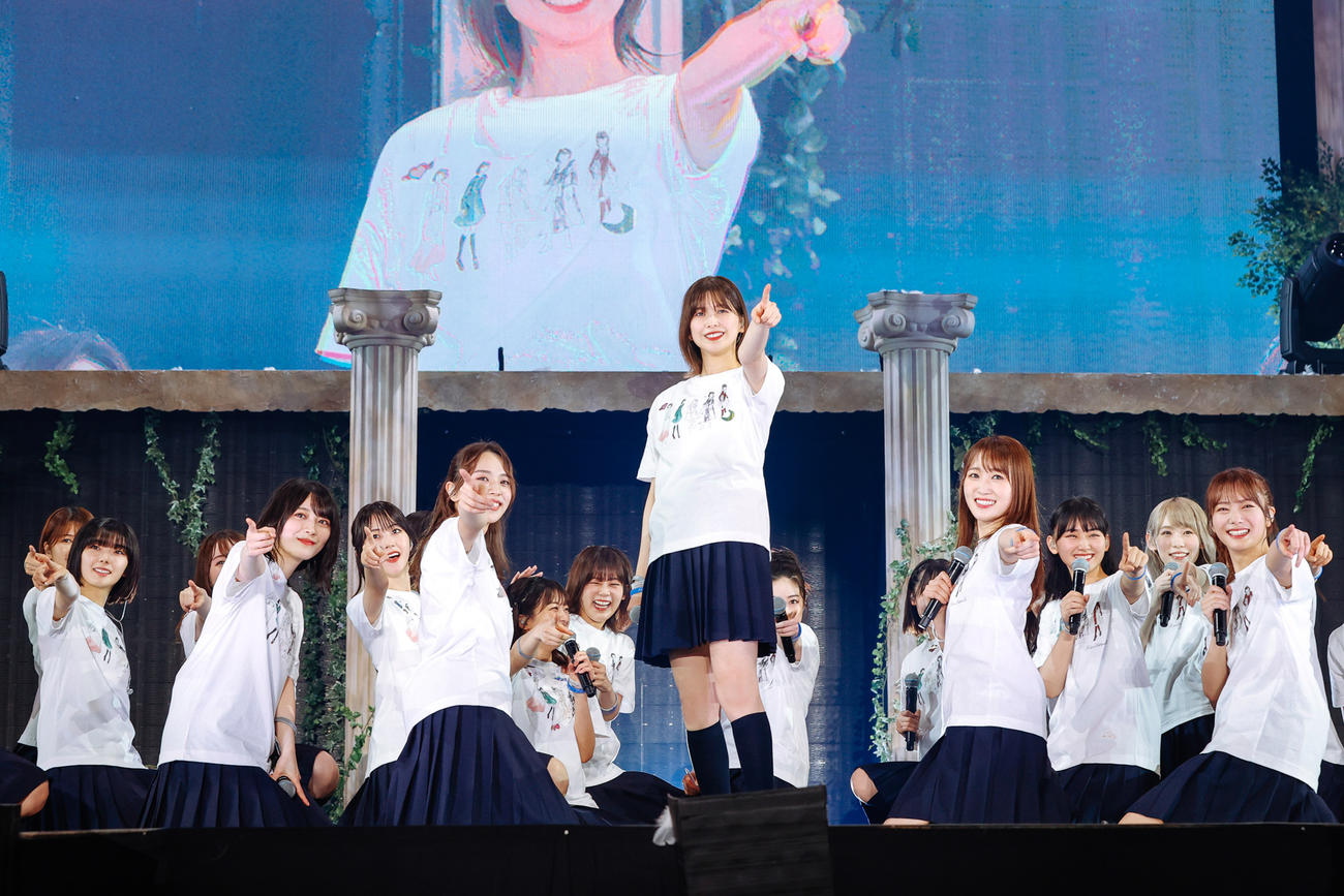自身の卒業コンサートでパフォーマンスする渡邉理佐（中央）