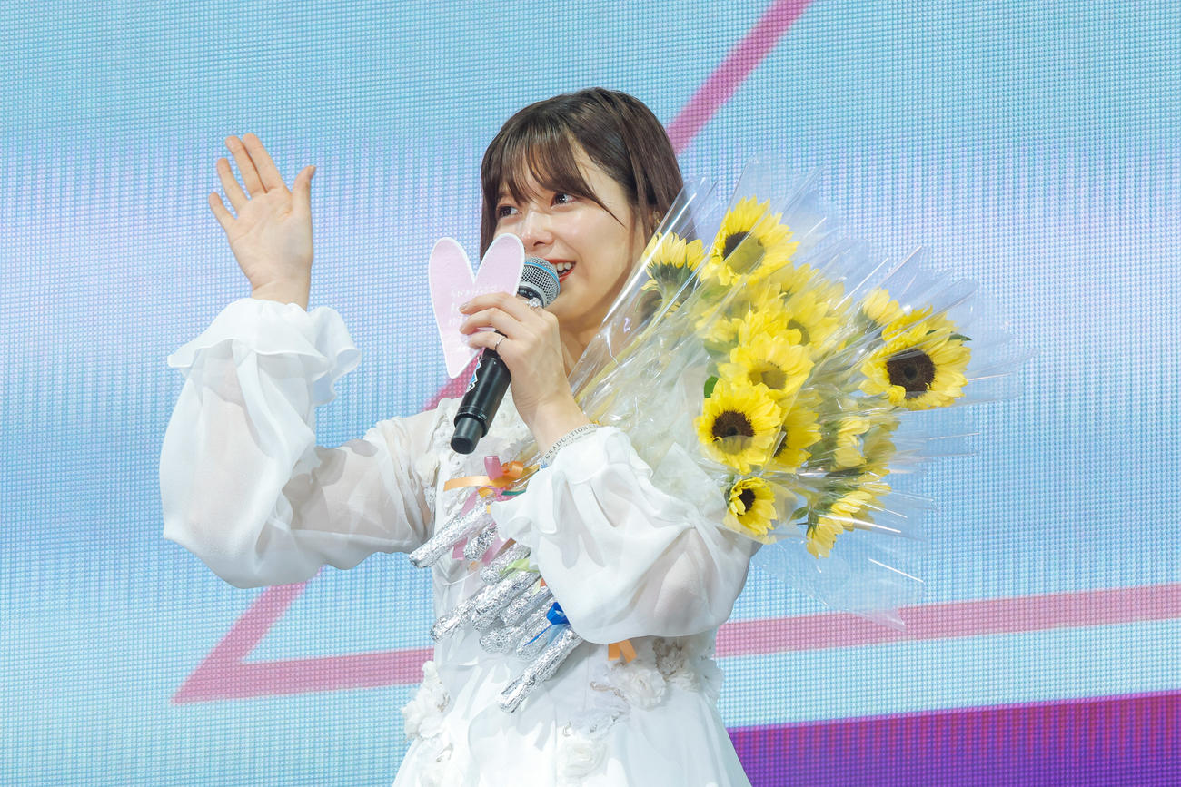 自身の卒業コンサートで笑顔で手を振る櫻坂46渡邉理佐